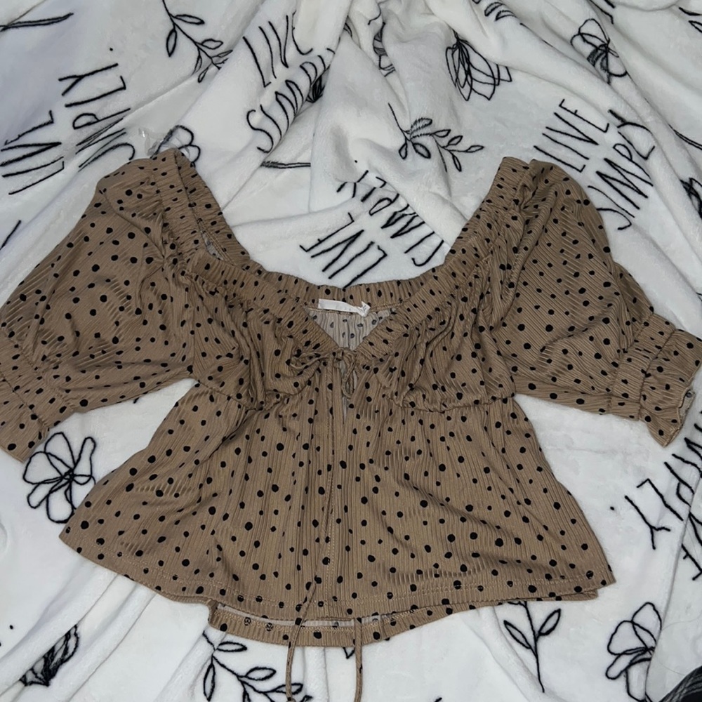 Brown Pokla-Dot Top 🤎